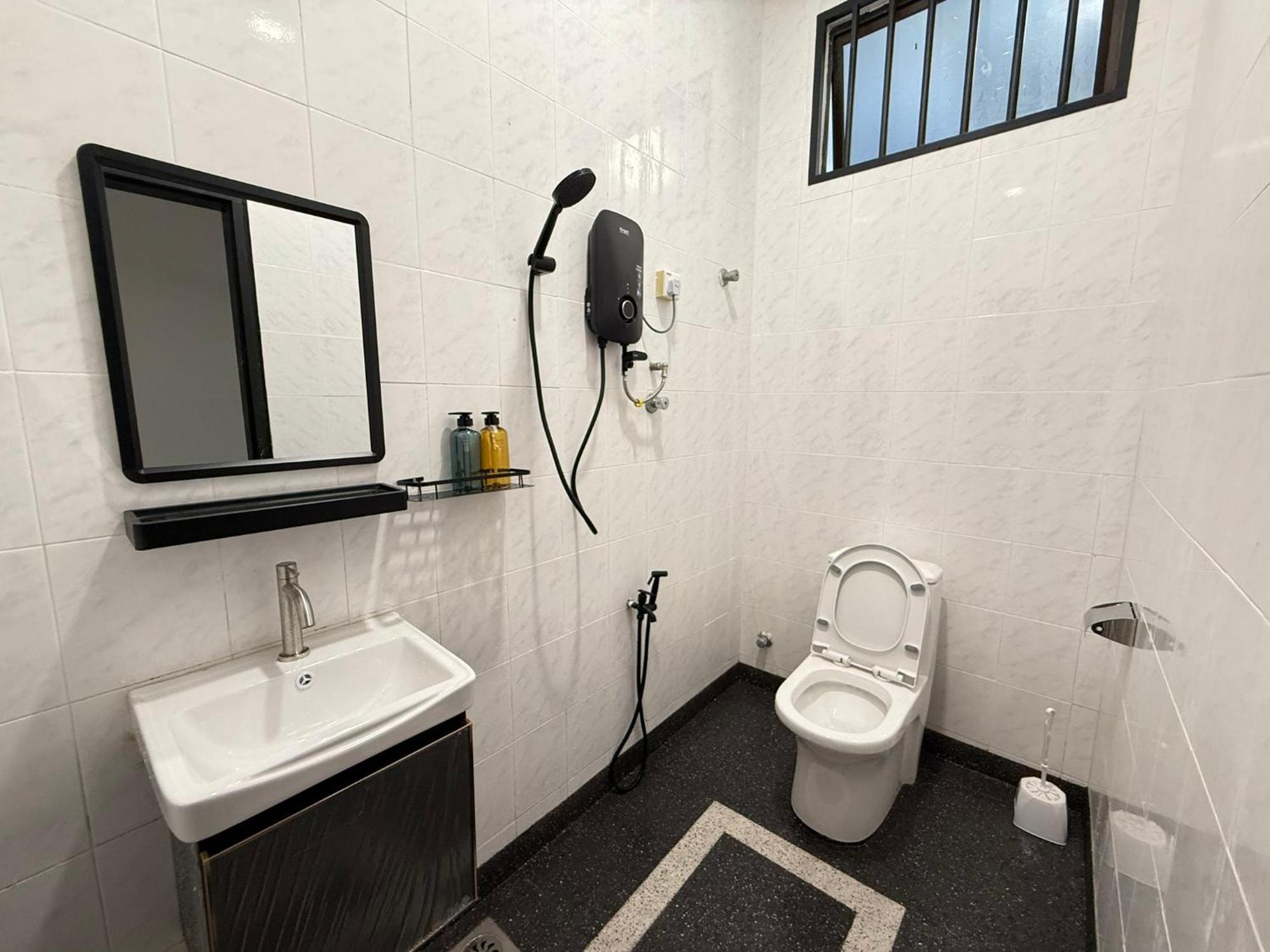 Demuji4 10pax 3br Ps4, 1min To Ecm Kcm, Netflix Apartment *